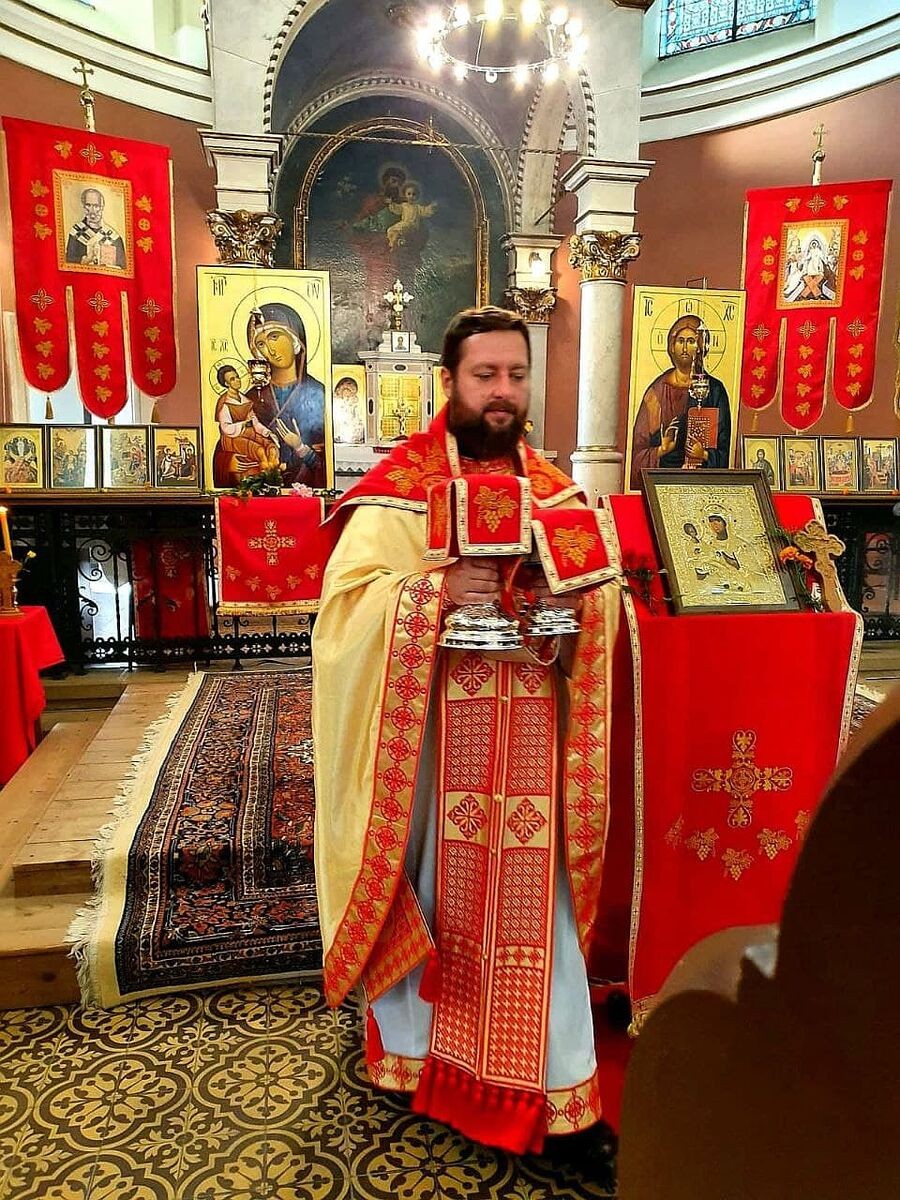 Исплашен маж, неподвижна жена со изопачени очи и тело – првочната средба