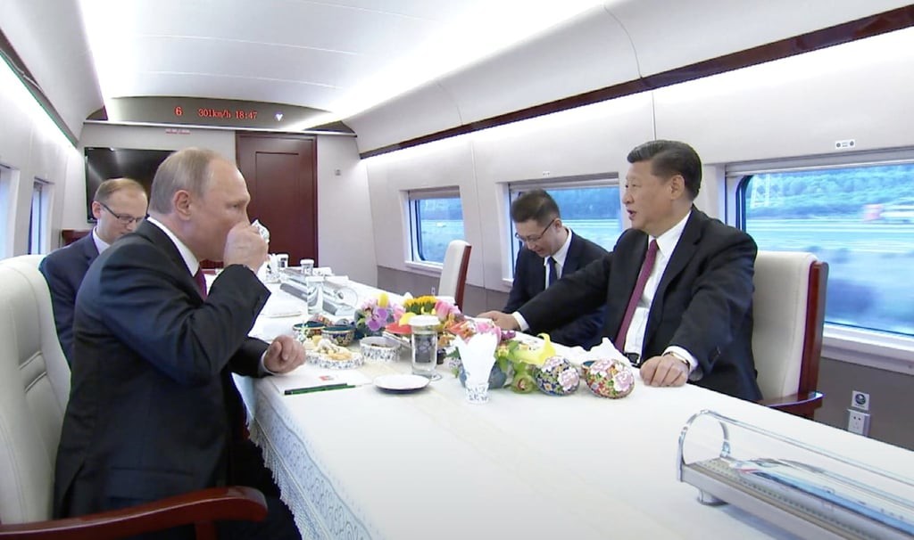 Путин и Ши: Водка, брз воз и дружба на брегот на езеро – како двајцата најмоќни лидери градат лична врска низ обични гестови и големи геополитички игри