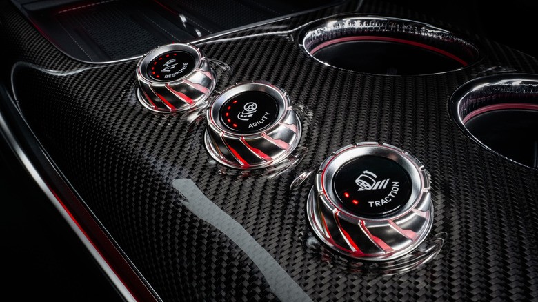 AMGFORCE системот создава вештачки, но автентичен V8 звук и „менаџира“ динамика како Formula 1 болид