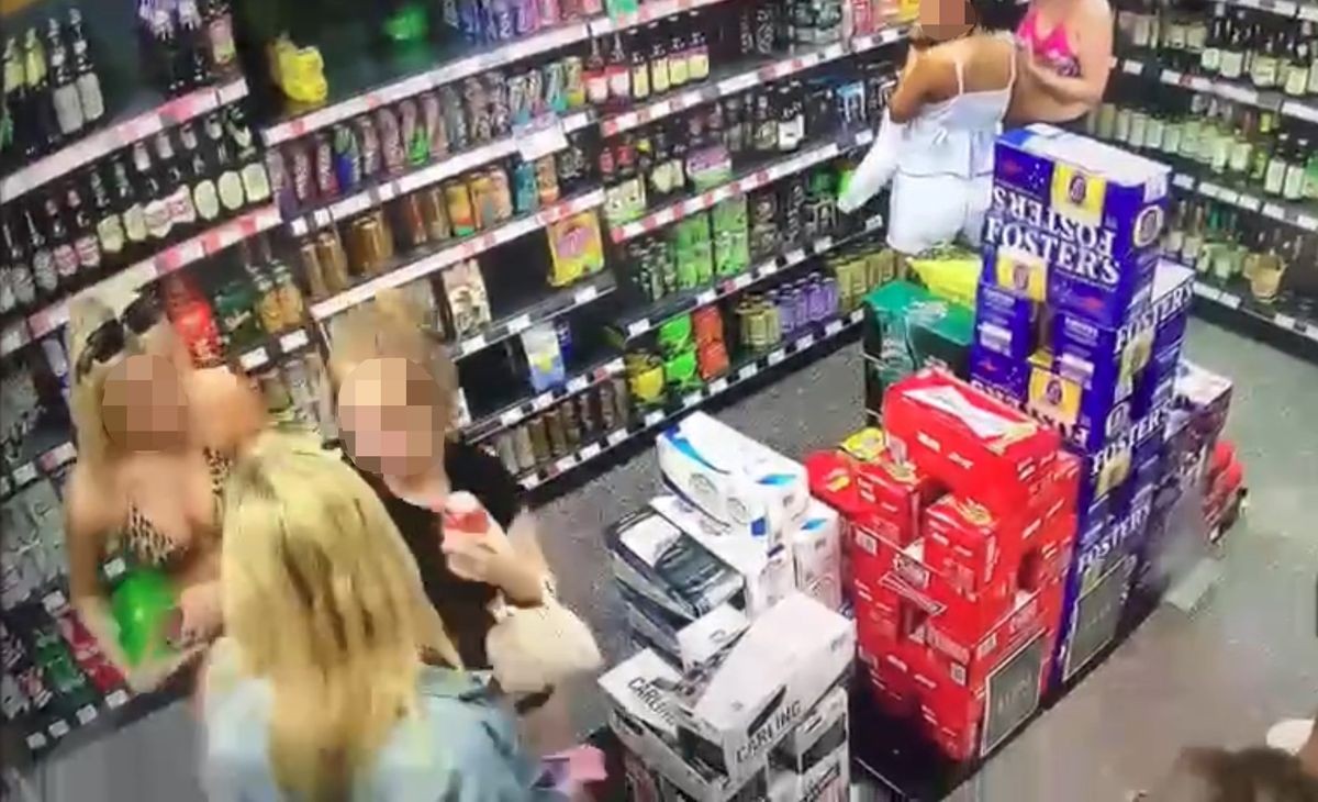 Пет жени упаднале во продавницата и се обиделе да избегаат со алкохол без да платат