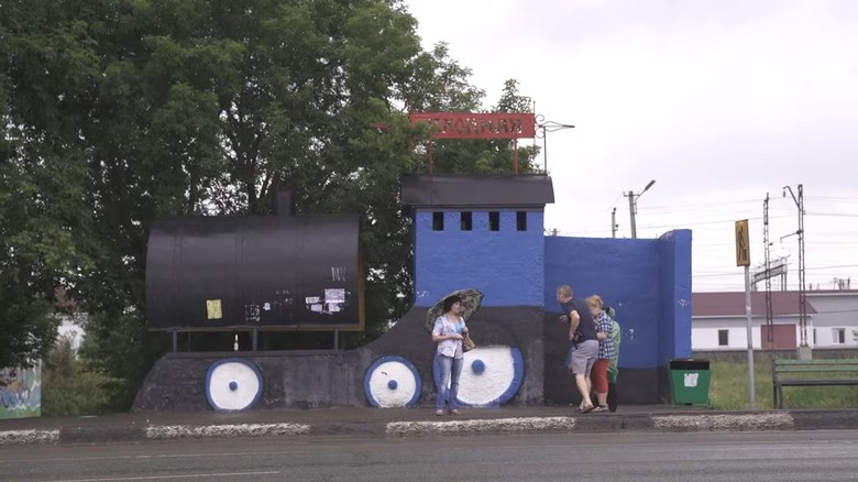 Одблесок од детството: креативна железничка композиција како автобуска постојка внесува радост во суровата секојдневица