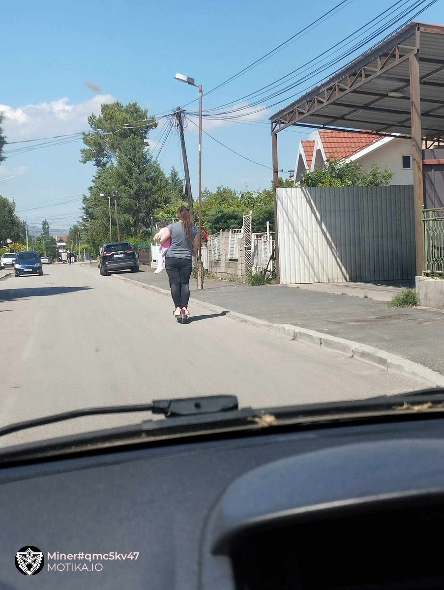 Има едно дете од 4-5 год. Пред неа и едно во рака. Ова во Драчево