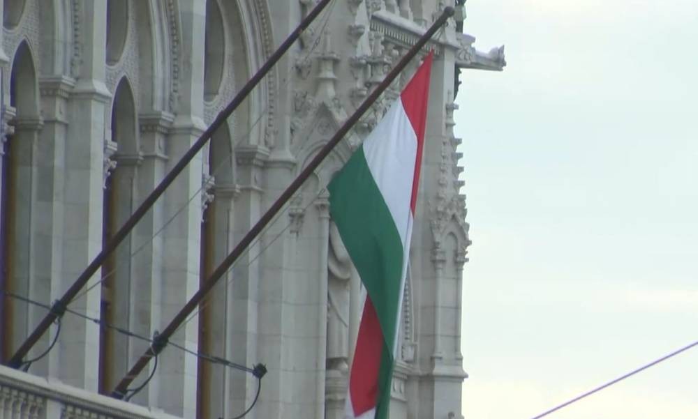 Унгарскиот парламент едногласно одобри намалување на платите на пратениците за 40%