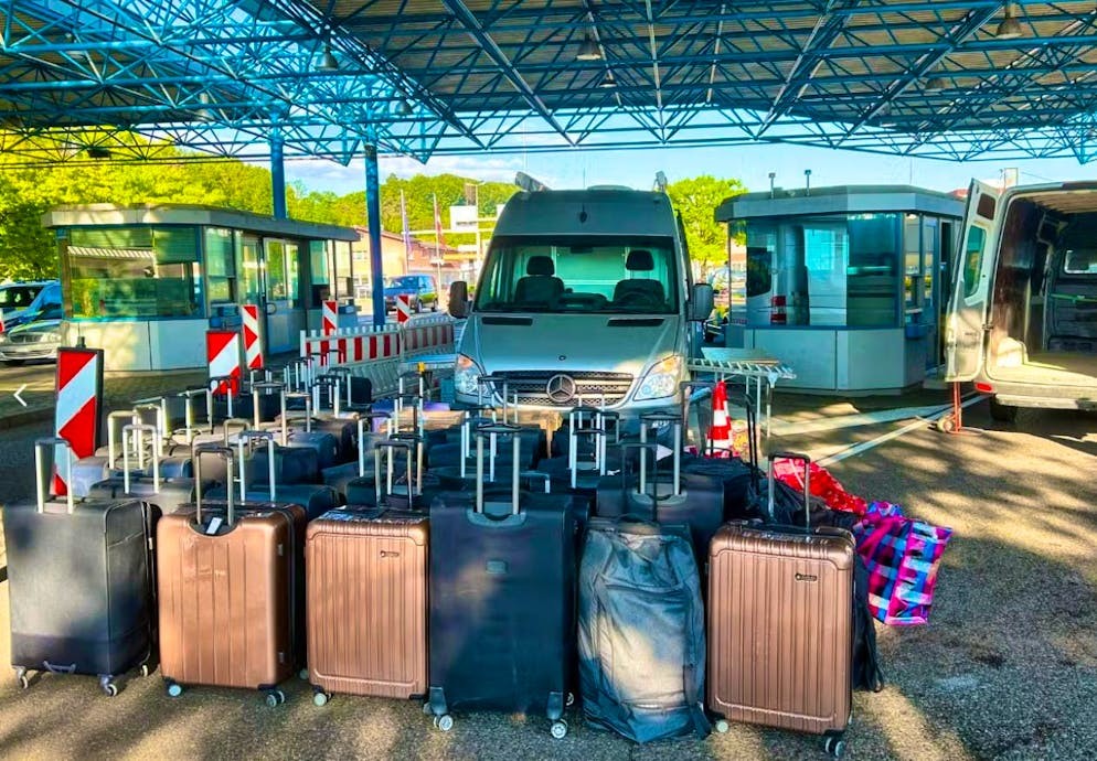 Рекорд на Швајцарско-Германска граница: Патничка пристигнала со 55 куфери и тврдела дека тоа се само најосновните работи