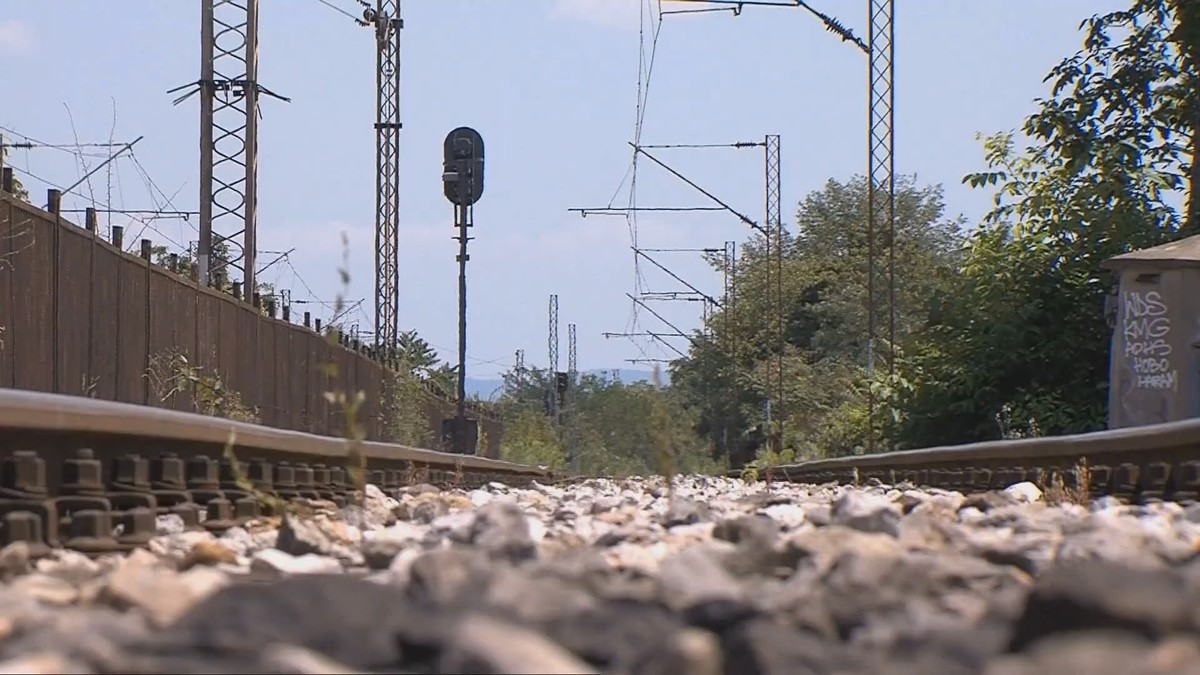 Споредбата со осумкатна зграда ја открива висината на мостовските столбови
