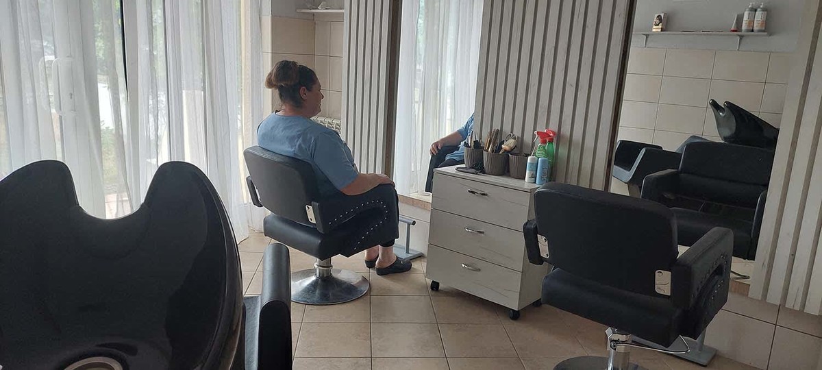Старите во Домот за стари лица „Зафир Сајто“ ќе добиваат бесплатно шишање, фарбање и маникир од ученици од училиштето „Киро Бурназ“