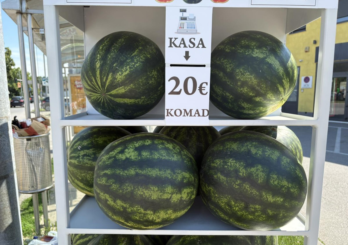 Секоја е приближно 7 до 8 килограми, а автоматите веќе продаваат и млеко, јајца, компири и мед