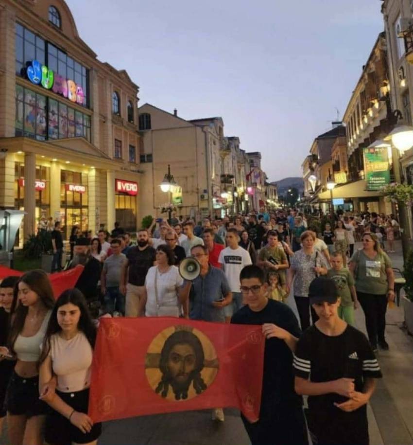 Од Магнолија преку Широк сокак до паркот, со неколку кратки обраќања на крајот