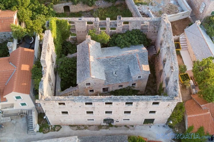 Само хрватскиот инаетчија Марко Сила не сакал да си ја продаде куќата, па палатата пораснала неколку метри околу куќата и сега местото е туристичка атракција