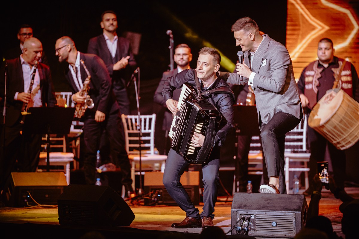На 29 јули песната се сели во Хераклеја