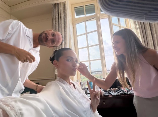 Со Ајфеловата кула зад себе, Dior шминка и наметка од Eva Bouskila Bridal