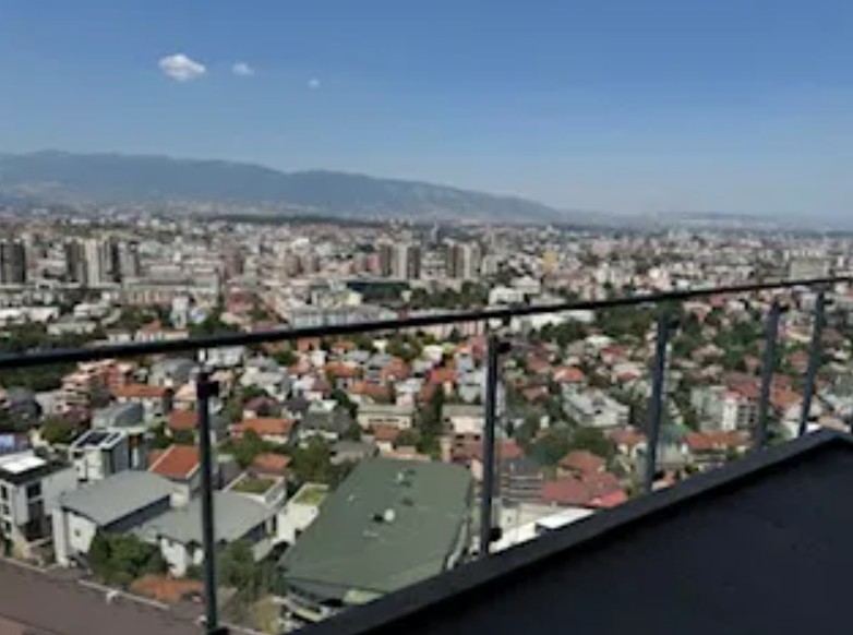 Помалиот апартман има околу 150 квадрати, но терасата му се шири на 95 квадрати