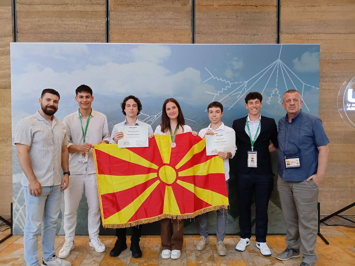 Панче Крстев и Андрија Младеновиќ добија пофалници, а Доневски и Шапчески го претставија тимот