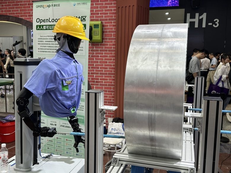„Здраво, лебот и овошјето ќе ги наредам одделно“ му рече роботот Qinglong на домаќинот