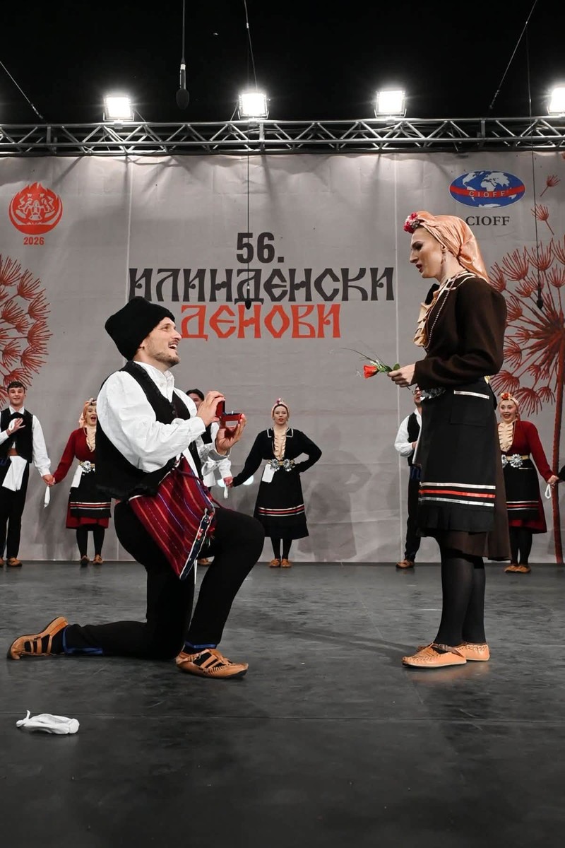 И љубовта е дел од традицијата: На 56. „Илинденски денови“, Никола клекна пред Наталија во народна носија и ја побара за жена