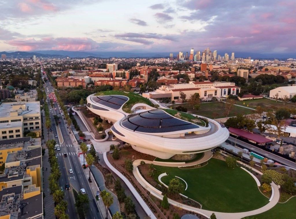 Брод покрај Los Angeles Memorial Coliseum на 4,45 хектари во Exposition Park