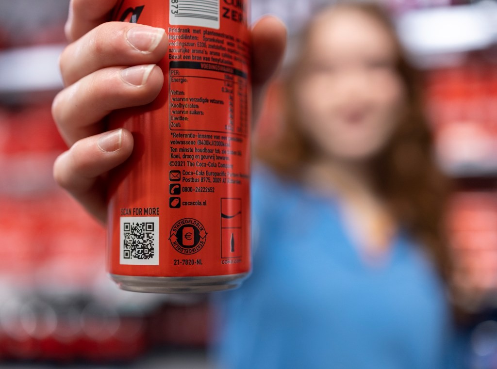 Зошто Coca-Cola, PepsiCo и Red Bull мора да стават QR кодови на сите лименки до крајот на 2027