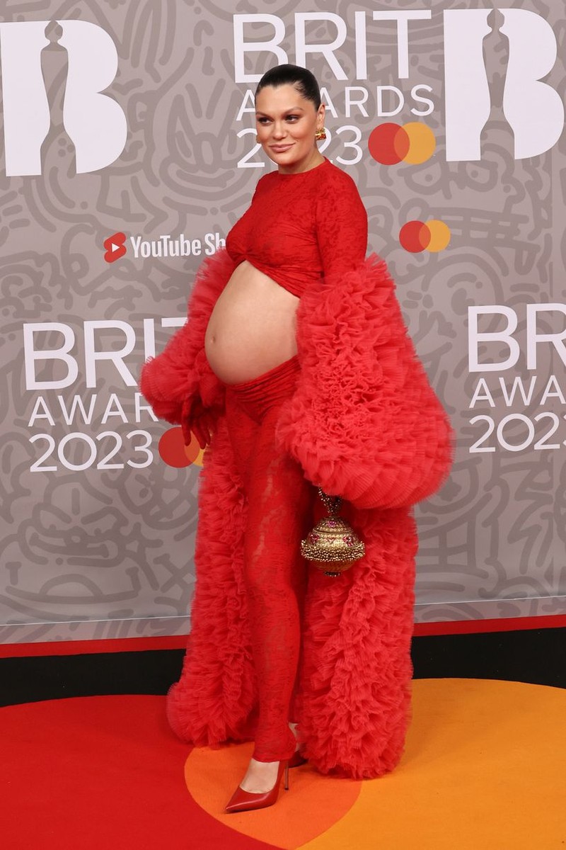 Ели Гулдинг во црно го насочи вниманието кон стомакот на Fashion Awards