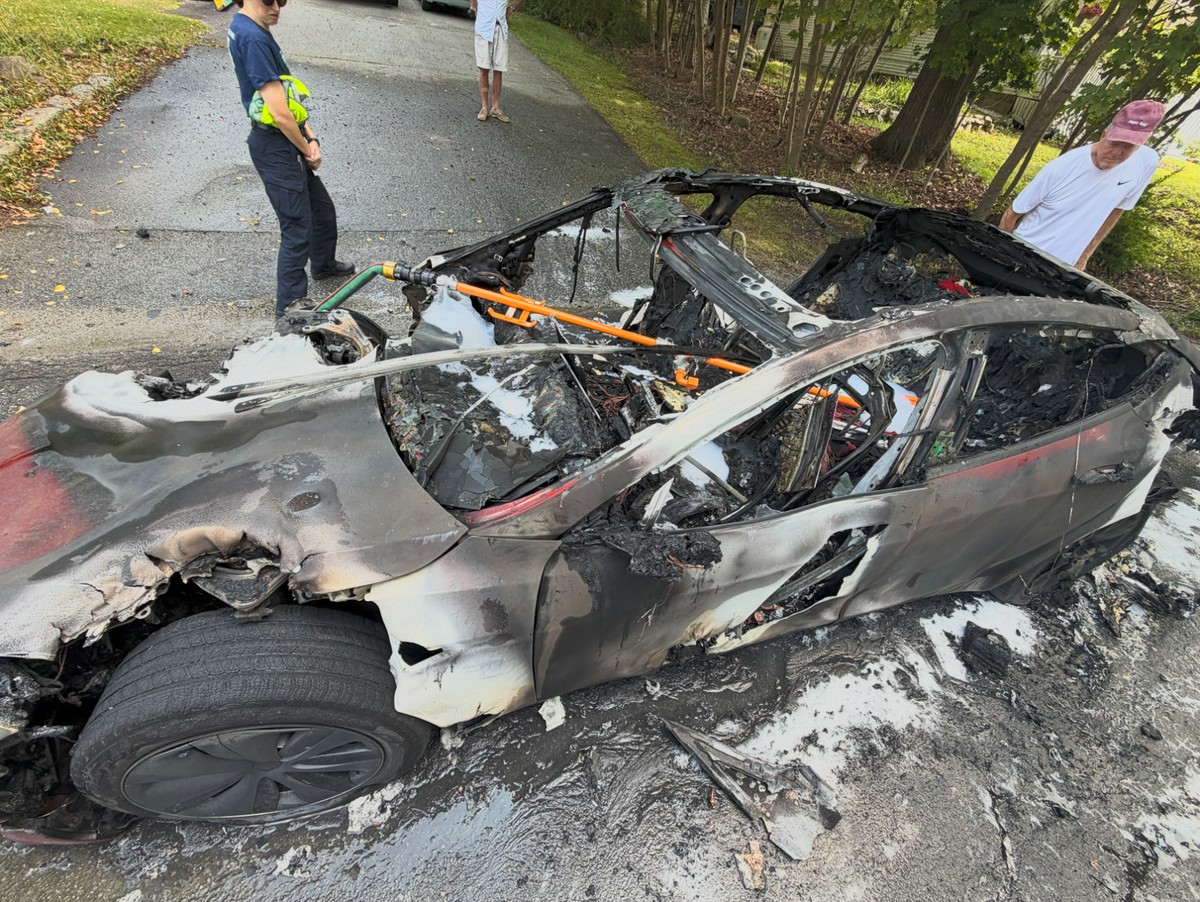 Tremont Volunteer Fire Department ја затвори улицата и ја полеваше Tesla со повеќе црева