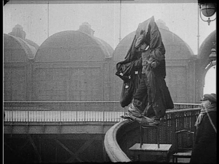 Кројачот кој веруваше дека може да лета: Скокот од Ајфеловата кула во 1912 што влезе во историјата