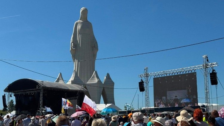 Во Полска ја осветија највисоката статуа на Богородица во Европа