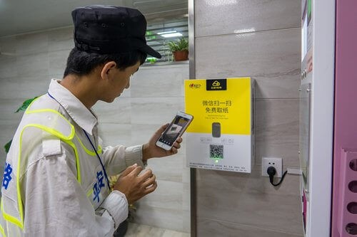 Девојката скенира QR-код, ја гледа рекламата и го добива ролничето