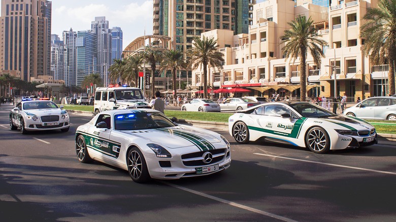Зошто полициските автомобили во Дубаи се Ferrari, Lamborghini, Bugatti и други егзотични автомобили од соништата