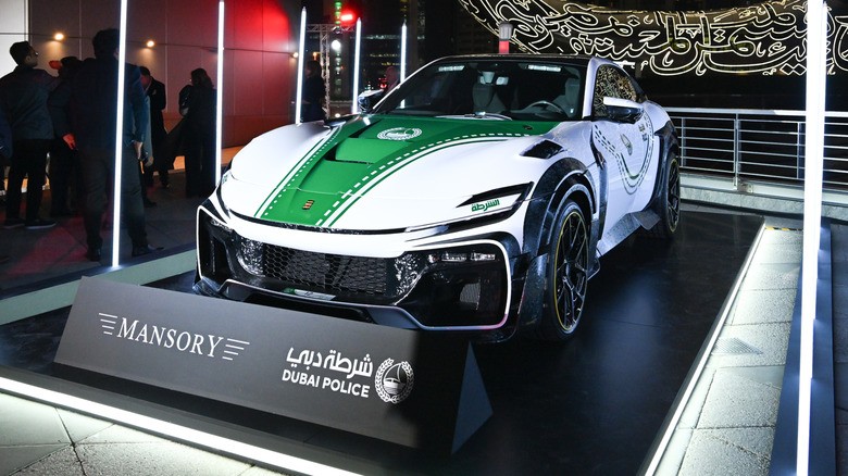 Bugatti Veyron и Aston Martin One 77 повеќе градат слика отколку што бркаат прекршители