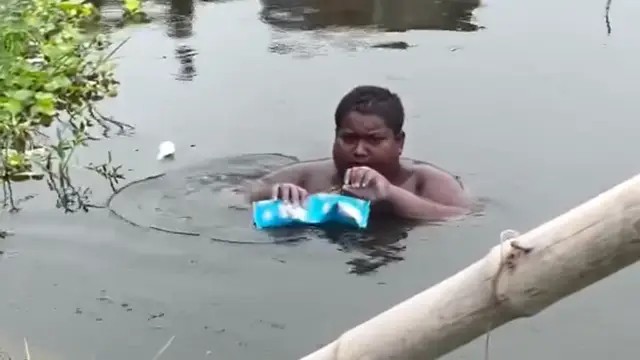 Кога излегува од водата предолго, болката станува неподнослива