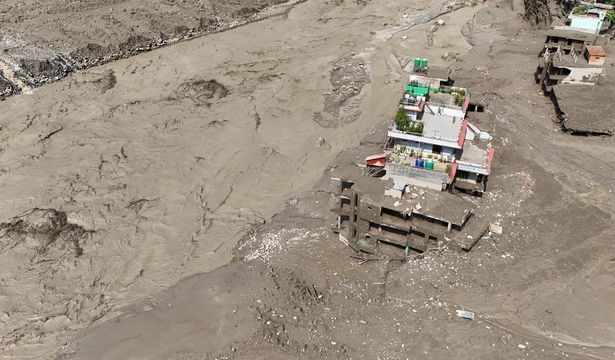 Луѓе заглавени во кал, спасувачи копаат низ наносите што ги донесе реката