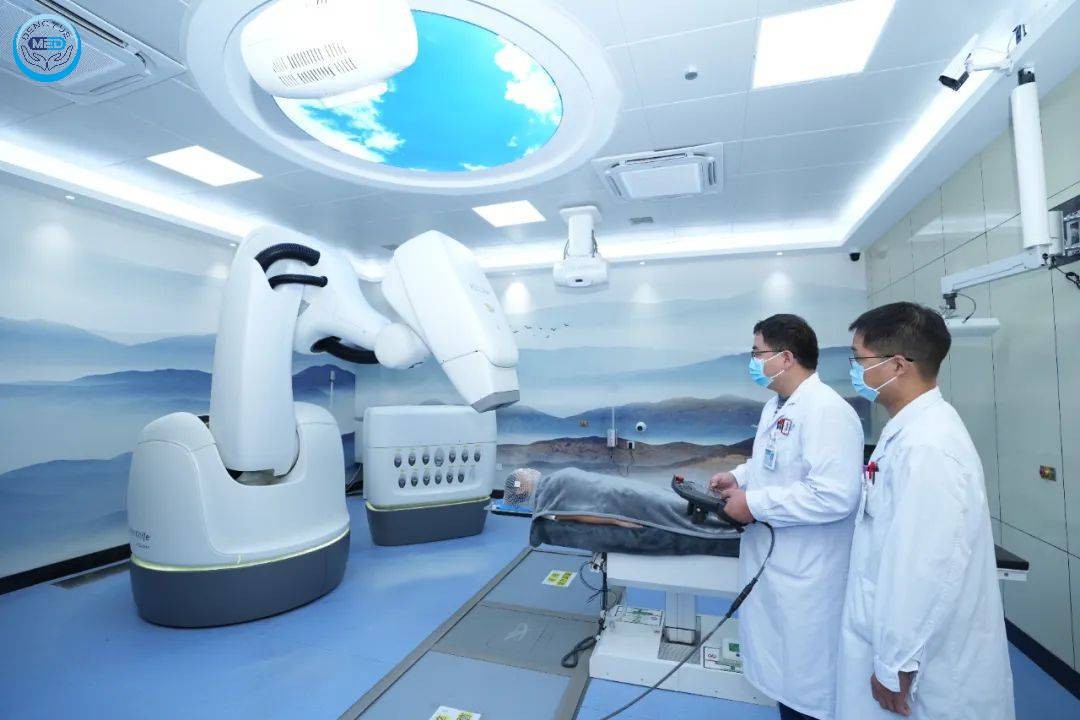 CAR-T користи бели крвни клетки на пациентот за да ги нападне протеините во клетките на ракот