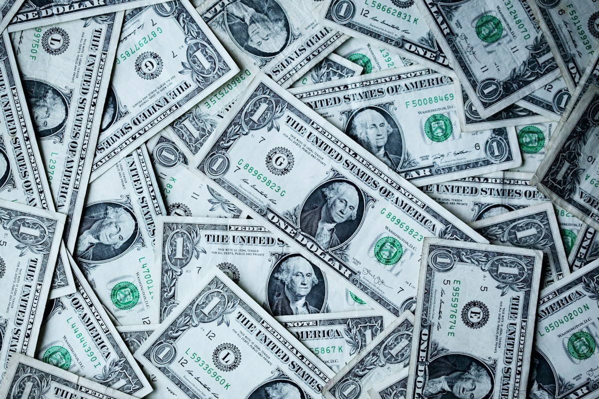 Даноци на секој чекор: Во кои европски земји граѓаните имаат најмногу давачки?