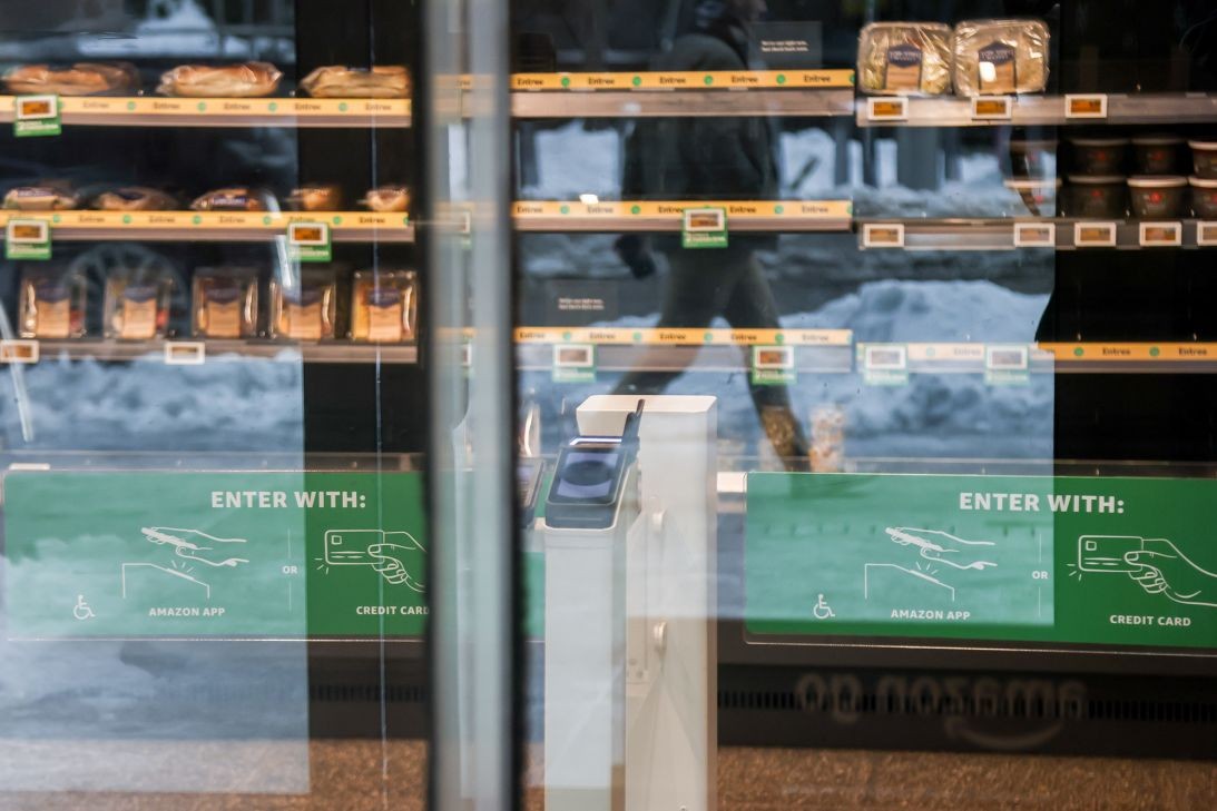 Starbucks вложува 1 милијарда долари во фотелји, растенија и книги