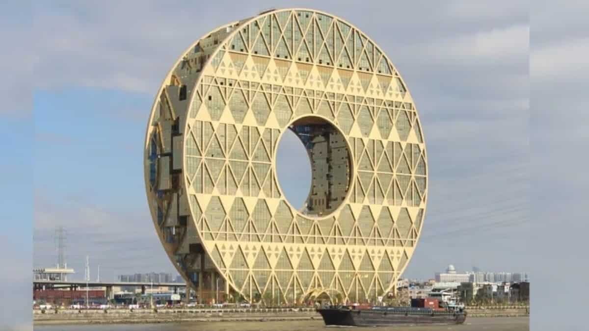 Кружен облакодер од 138 метри со отвор како диск од жад