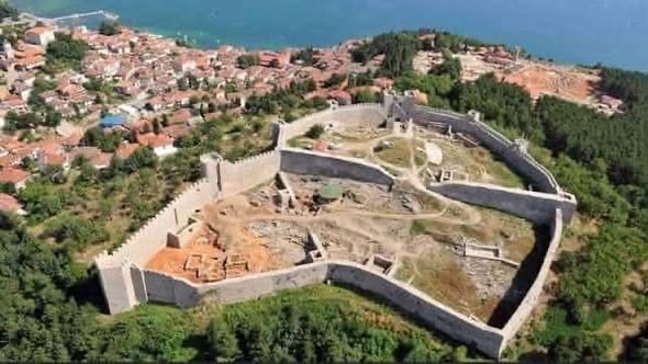 Масивни камени блокови во цитаделата се датирани во IV век пр.н.е.