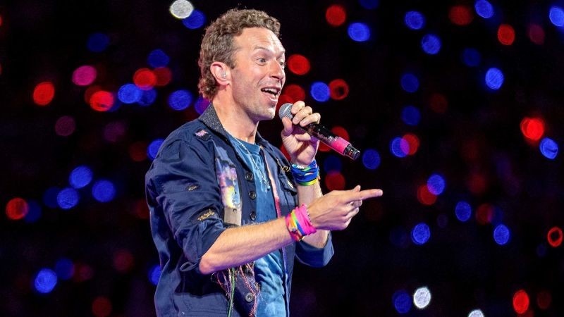 Уличен музичар, без да знае, запеа во дует со Крис Мартин на песна од Coldplay