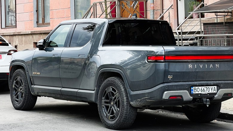 Rivian повлекува 98.828 возила бидеjќи известување може да ја покрие камерата за назад