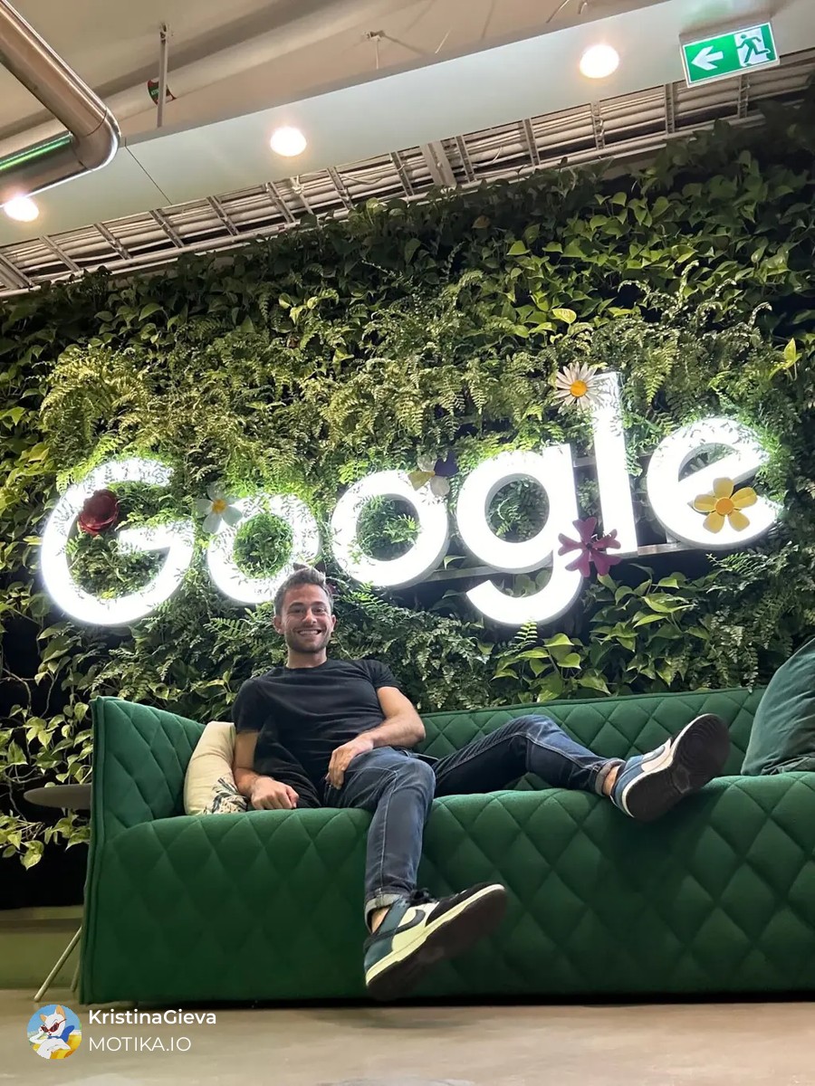 Девин Кеjн работел во 48 канцеларии на Google и во канцелариjа примил вакцини за пат во Африка