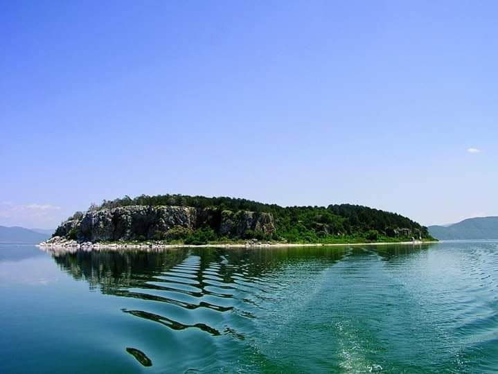 Во Лајмос на маса седнуваат Седат Сулејмани, Лина Мендони и Бленди Гонџа