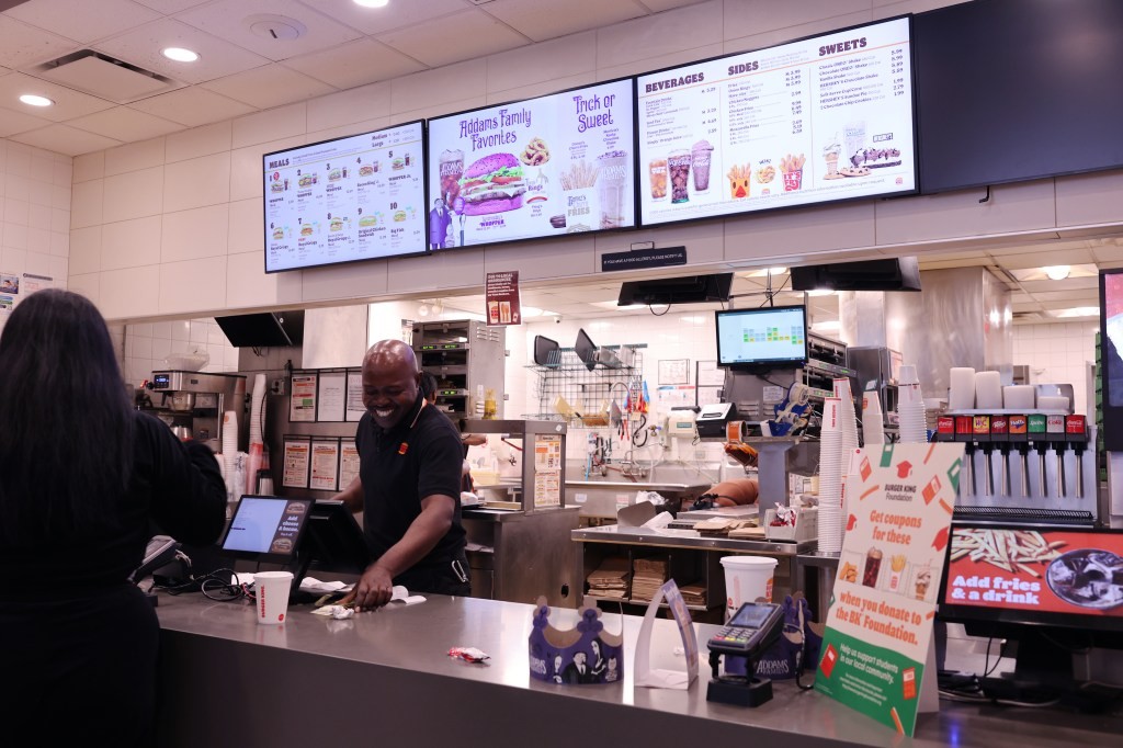 Од „задоволство ми е“ во Chick-fil-A до онлајн „Burger King University“