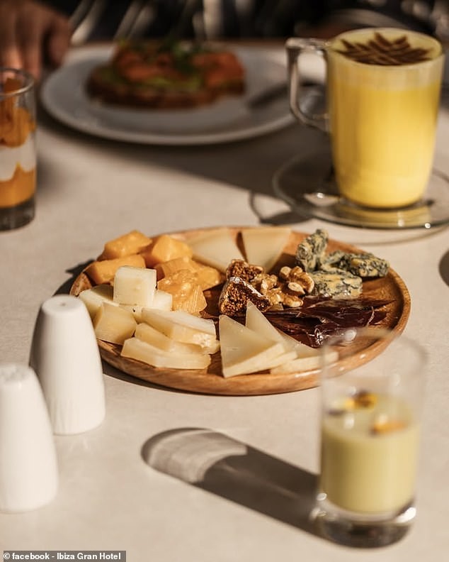 „Grand Breakfast“ во „Ibiza Gran Hotel“ брои 350 различни јадења
