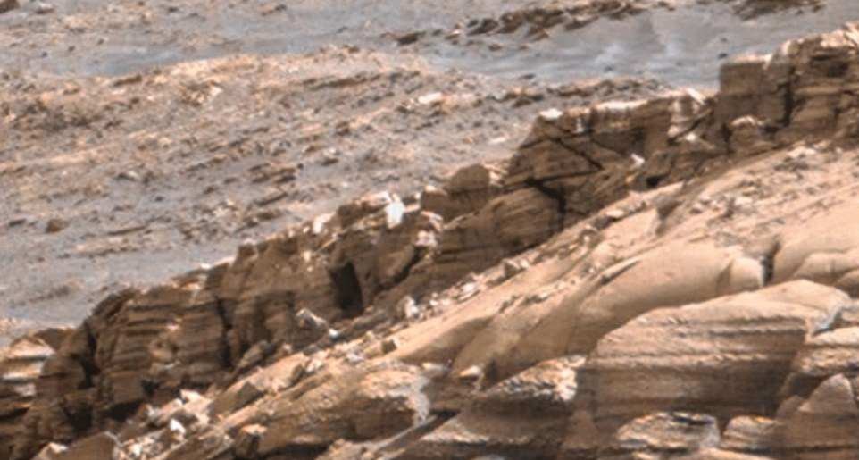 Во август повторно се појави „врата“ од фотографија на Curiosity од мај 2022 година