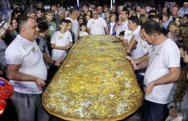 Спиете ли мирно штипјани: Во Велес направија џиновска пастрмалија од 4,4 метри