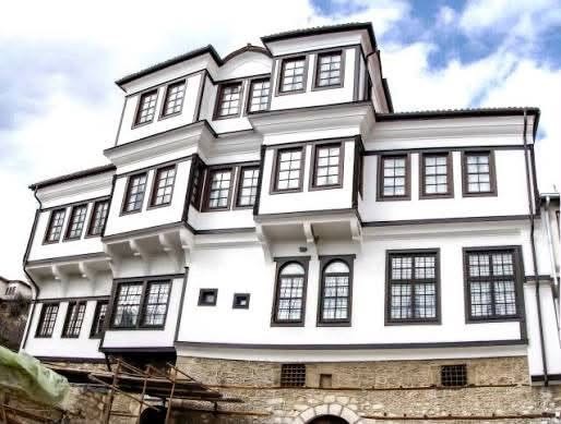Тајната на една од најубавите куќо во Охрид: Зошто на резбарите им било забрането да си ги гледаат рацете?