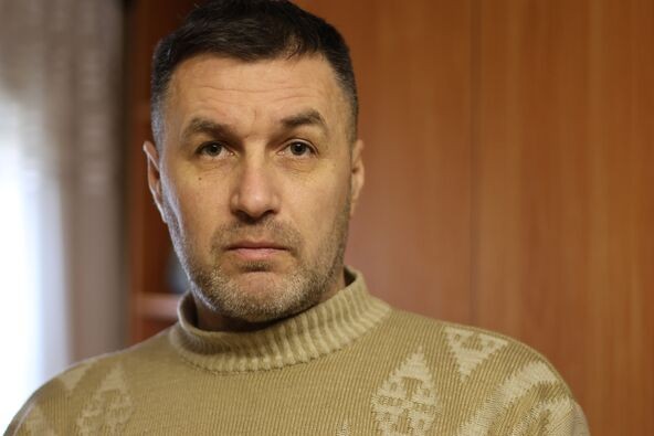 Телефонот заѕвонил додека седела покрај прозорецот
