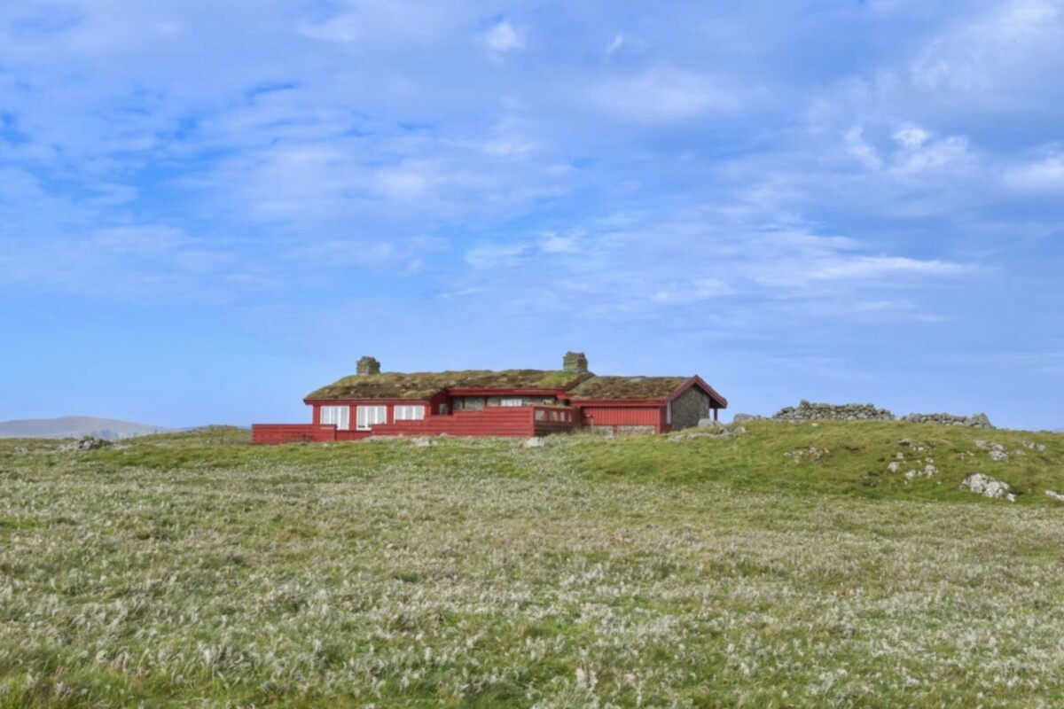 Во камената „bothy“ има печка на цврсто гориво, место за спиење и мало купатило