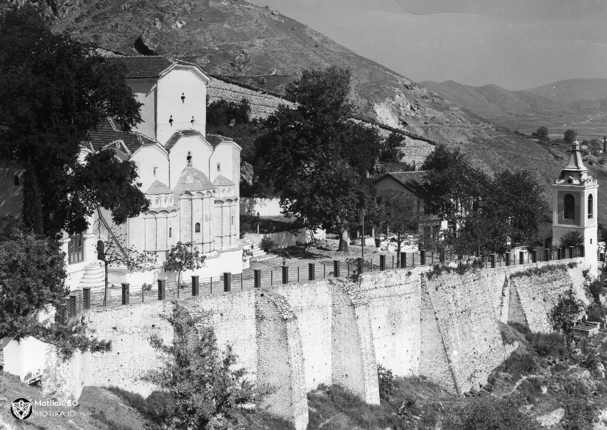 Темели врежани во карпа, сантрачи во ѕидовите и чардаци над реката