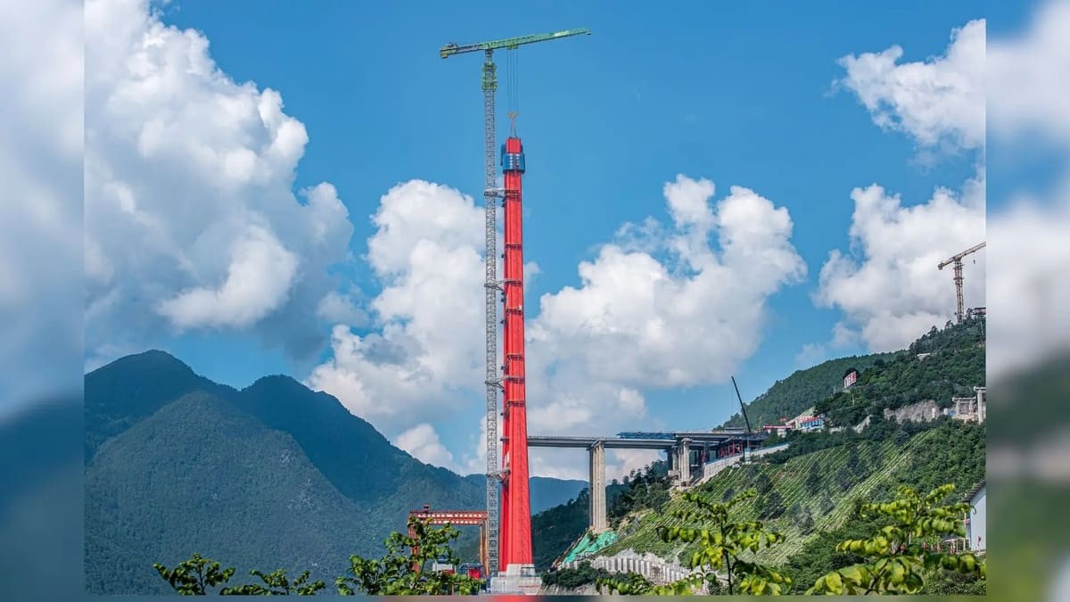 Во планините на Кина се гради џиновски мост со помош на интелигентни градежни кранови