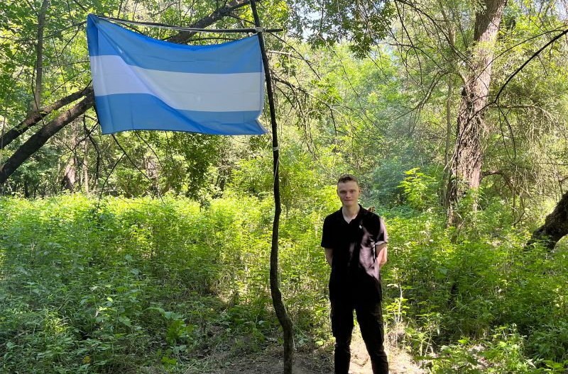Пасоши, знаме, устав и владина структура создадени преку интернет заедница