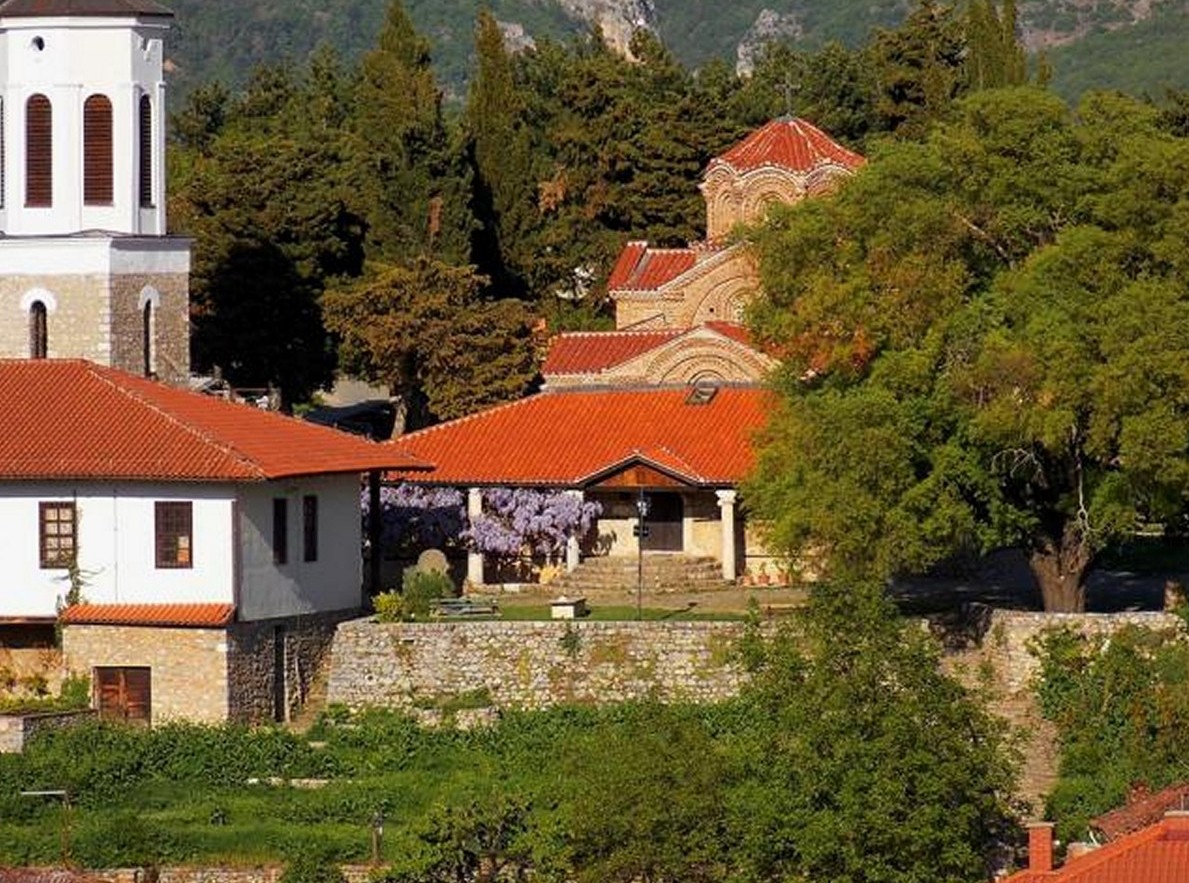 Захарија си ја покрива устата, а над вратите се појавува заборавениот Илија